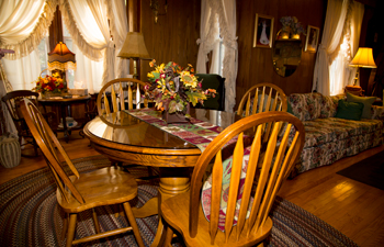 Twin Spruce tourist Home - Dining Area